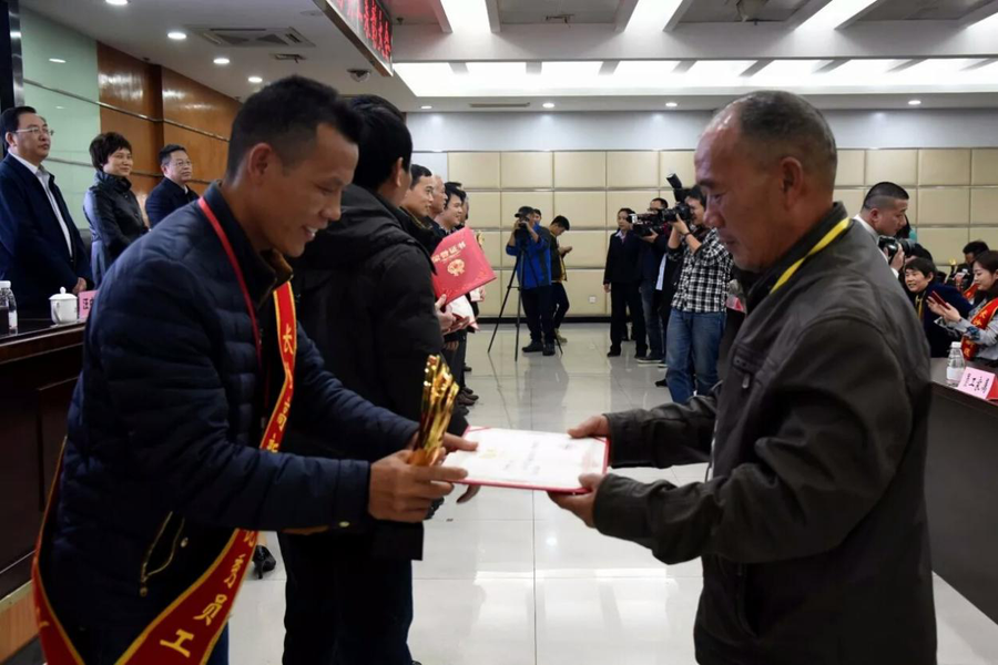 员工家属纷纷为优秀员工亲自颁发获奖证书.png